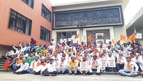 धुळे : हद्दवाडीतील 11 गावांमधील वाढीव घरपट्टीच्या विरोधात शिवसेनेचे आंदोलन