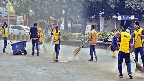 Nashik : रस्त्यावरील धूळ अन् बारीक खडीमुळे नाशिककर हैराण