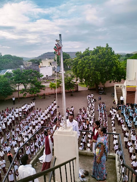 पिंपळनेर : ध्वजारोहण करताना दिव्यांग विद्यार्थिनी आरती व तिची आई संगीता खैरनार. समवेत प्राचार्य बी. पी. शेलार, संचालिका सोनाली देशमुख, माजी सैनिक दादाभाऊ तुळशीराम भदाणे आदी. (छाया : अंबादास बेनुस्कर).