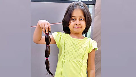 Nashik : वाढदिवसाच्या दिवशी नाशिकच्या रिशाने कॅन्सरग्रस्तांसाठी केस केले दान