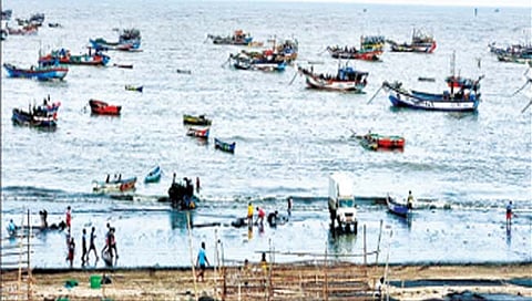 ठाणे : वादळीवार्यांमुळे नौका आल्या किनारी