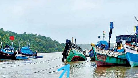 सिंधुदुर्ग : देवगड बंदरात नांगरलेली मच्छीमार नौका कलंडली