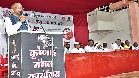 सटाणा : परिवर्तन पॅनलच्या प्रचार मेळाव्यात बाेलताना ॲड. नितीन ठाकरे. समवेत इतर मान्यवर.