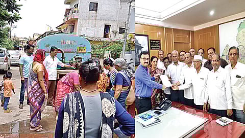 सातपूर : मनसेतर्फे सातपूर कॉलनीत टँकरद्वारे पाणीपुरवठा.(छाया : कमलाकर तिवडे) तर पंचवटीमध्ये मनपा आयुक्त डॉ. पुलकुंडवार यांना निवेदन देताना माजी नगरसेविका स्वाती भामरे व नागरिक. (छाया: गणेश बोडके)