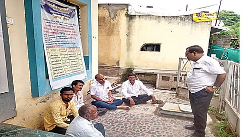 मालेगाव : येथील ‘मजिप्रा’च्या कार्यालयात ठिय्या देताना गुगुळवाडचे ग्रामपंचायत सदस्य.