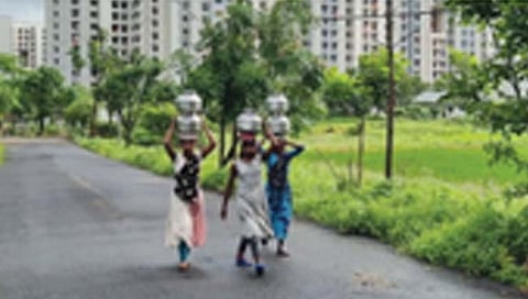 नेवाळी : ऐन पावसाळ्यात पाण्यासाठी आदिवासींची भटकंती