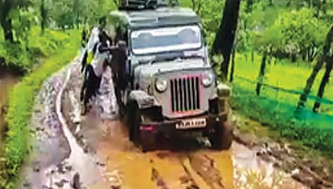 पालघर : प्रसूतीच्या कळा सोसत निघालेल्या महिलेची हेळसांड