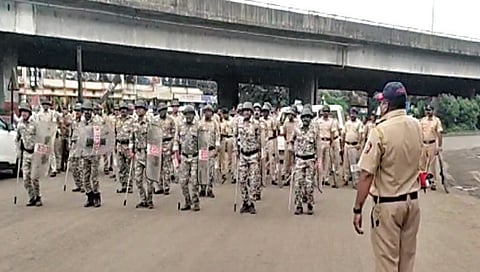 सिडको : पाथर्डी फाटा येथे मोर्चा नियंत्रण करतानाचे प्रात्यक्षिक करताना पोलिस. (छाया : राजेंद्र शेळके)