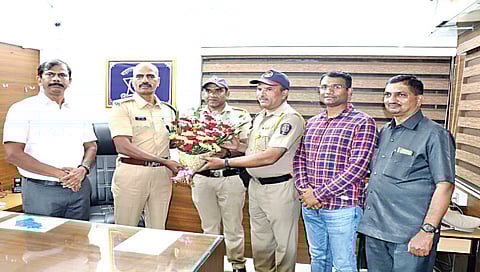 नाशिक : वेळेत मदत करणार्या पोलिसांचा सत्कार करताना पोलिस उपआयुक्त संजय बारकुंड. समवेत पोलिस निरीक्षक विजय ढमाळ, सुनील रोहकोले आदी.