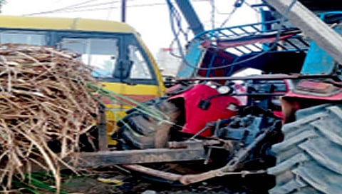 सांगली : स्कूल बस- ट्रॅक्टरचा कारंदवाडीत अपघात; 15 महिला जखमी