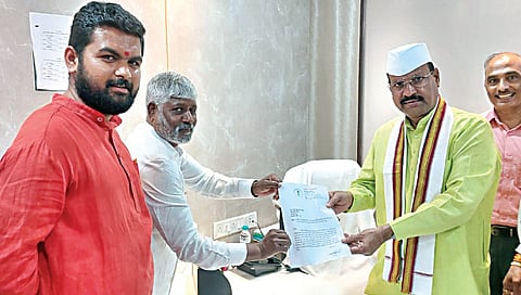 मुंबई : बागलाण तालुक्यातील शेतकर्यांच्या प्रश्नांचे निवेदन कृषिमंत्री अब्दुल सत्तार यांना देताना आमदार दिलीप बोरसे.