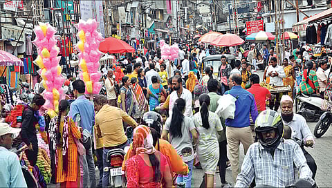 नाशिक : गणेशोत्सवाच्या पार्श्वभूमीवर बाजारपेठेत आनंदपर्व; सुट्टीच्या दिवशी साधला खरेदीचा योग