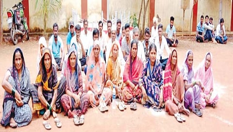 बेळगाव : पोलिस ठाण्यासमोर मुलीचा मृतदेह ठेवून निदर्शने; खुनाचा आरोप