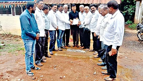 बेळगाव : सरकारी दवाखान्यावर मराठी फलक लावा