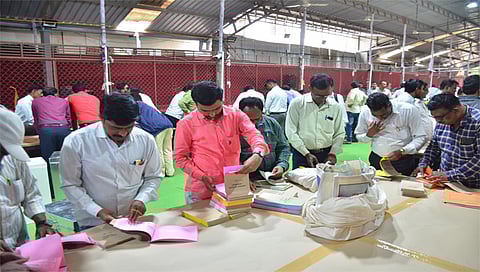 नाशिक : मविप्र संस्थेच्या मतदानासाठी जिल्ह्यातील १४ मतदान केंद्रांवरील ५३ बूथमध्ये मतदान प्रक्रिया पार पडत आहे. (छाया : हेमंत घोरपडे)