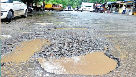 कोल्हापूर : महावितरण कार्यालय-एस. टी. वर्कशॉप रस्त्यावर खड्ड्यांचे साम्राज्य
