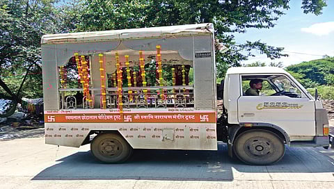 नाशिक : अंत्ययात्रेसाठी फुलांनी सजविण्यात आलेला वैकुंठ रथ.