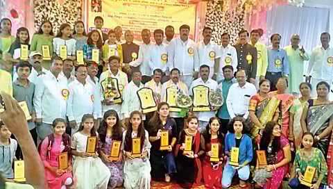 नाशिक : विद्यार्थी तसेच समाजभूषण पुरस्कारार्थींसह प्रमुख पाहुणे.