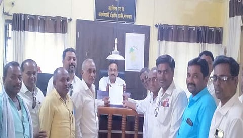 प्रभारी तहसीलदार सारंग चव्हाण यांना निवेदन देताना शेतकरी संघटनेचे कार्यकर्ते