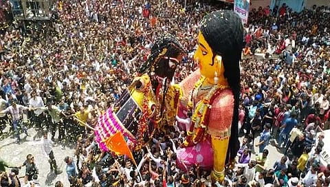 नागपूर : पिवळ्या अन् काळ्या मारबतीच्या दर्शनासाठी मोठी गर्दी (व्हिडिओ)