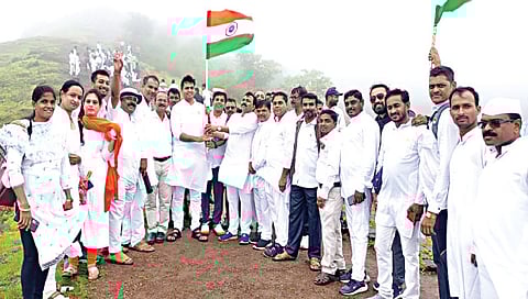 अभोणा : मार्कण्डेय पर्वतावर हेरिटेज वॉकप्रसंगी उपस्थित अधिकारी व कर्मचारीवर्ग. (छाया : सचिन मुठे)