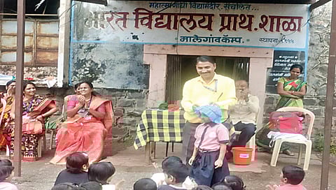 मालेगाव : भारत विद्यालयात जादूचे प्रयोग दाखविताना तानाजी शिंदे.