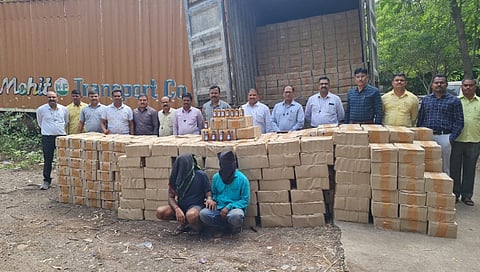 नाशिक : राज्य उत्पादन शुल्काच्या नाशिक विभागीय भरारी पथकाने ताब्यात घेतलेल्या आरोपींसह जप्त केलेला मद्यसाठा.