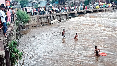दोघा युवकांचा सांडवा पूल परिसरात शोध घेताना किल्ला तैराक ग्रुपचे सदस्य.