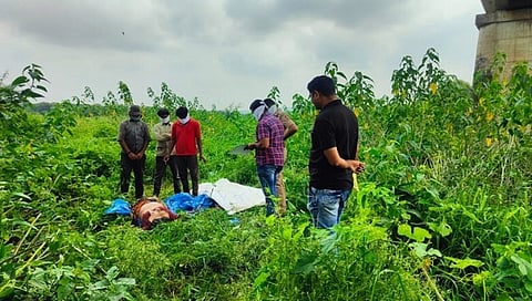 जळगाव : मुक्ताईनगर हादरले! महिलेची हत्या करुन कॅरीबॅगमध्ये गुंढाळून फेकला मृतदेह