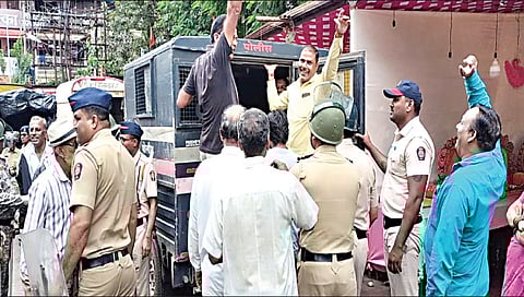 नाशिक : बॅनर फाडल्यावरून दोन गटात राडा, टवाळखोरांना पोलिसांनी घेतले ताब्यात