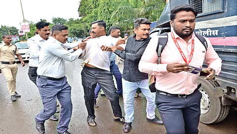 नाशिक : आत्मदहनाचा प्रयत्न करणार्या संशयितास ताब्यात घेताना पोलिस पथक.(छाया : हेमंत घोरपडे)