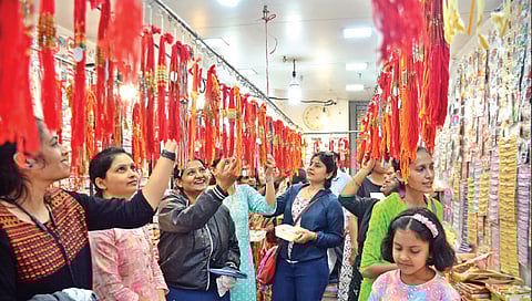 नाशिक : रक्षाबंधन(छाया-हेमंत घोरपडे)