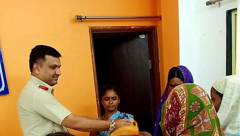 प्रबोधनाने त्यांनी सोडली गुन्हेगारी; पोलिसांना भाऊ मानून बांधली राखी