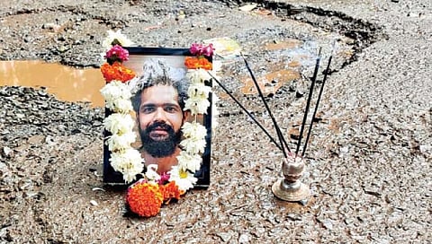 बेळगाव : खड्ड्यात स्वत:चाच फोटो लावून वाहिली श्रद्धांजली