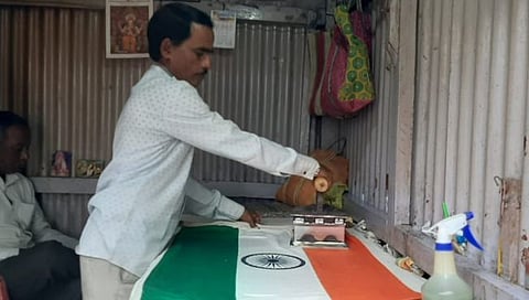 राष्ट्रध्वज मोफत इस्त्री करून देणारे महादेव बन्ने