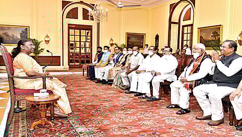 आदिवासींच्या समस्या थेट मांडल्या राष्ट्रपतींच्या दरबारात; विकास परिषदेने घेतली भेट