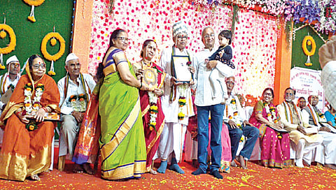 म्हसरूळ : येथील एकता ज्येष्ठ नागरिक मंडळाच्या वतीने आयोजित विवाह सोहळ्यास उपस्थित वधू-वर आदी.