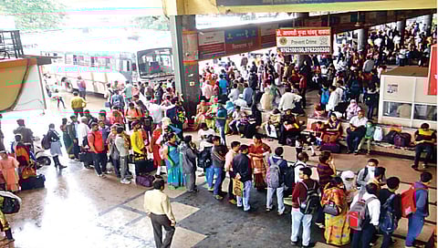 नाशिक : रक्षाबंधनाच्या पार्श्वभूमीवर ठक्कर बाजार बसस्थानकावर बुधवारी (दि.10) सायंकाळी झालेली प्रवाशांची गर्दी. (छाया : हेमंत घोरपडे)