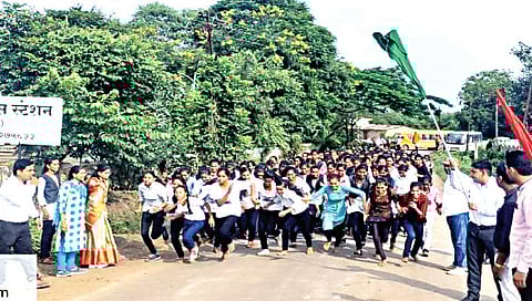 वडनेरभैरव महाविद्यालयातर्फे आयोजित 'रन फॉर हेल्थ' स्पर्धेत सहभागी झालेले विद्यार्थी, शिक्षकवृंद. (छाया : सुनील थोरे)