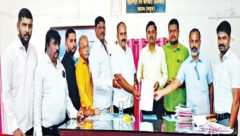 वडूज मुख्याधिकार्यांविरोधात उपोषणाचा इशारा