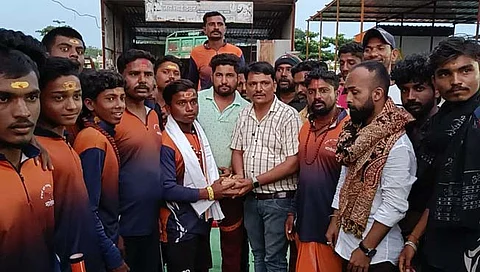 वाशिम : हिंदू- मुस्लिम एकता मंचाच्या वतीने पूष्पवर्षाव करून कावड भक्तांचे स्वागत