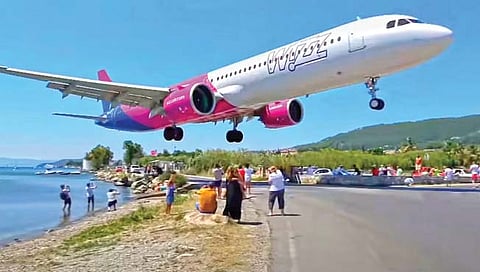 अफलातून लँडिंग