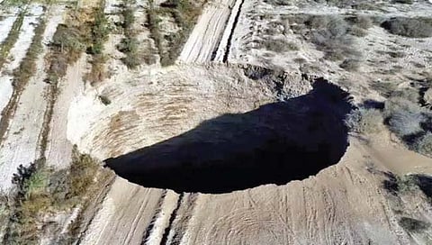 जमिनीत अचानक पडला विशाल खड्डा