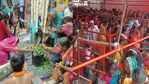 परळी वैद्यनाथ : अखेरच्या श्रावण सोमवारनिमित्त भाविकांची अलोट गर्दी