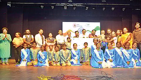 नाशिक : महापालिकेच्या नृत्य आणि पथनाट्य स्पर्धेतील विजेत्यांना पारितोषिक प्रदान करताना अभिनेता चिन्मय उदगीरकर. समवेत आयुक्त डॉ. चंद्रकांत पुलकुंडवार, अतिरिक्त अशोक अत्राम आदी.