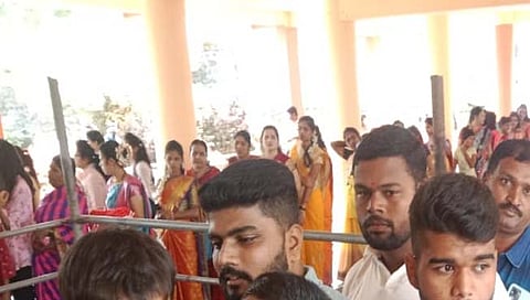 शिराळा : नागपंचमी निमित्त आंबामातेच्या दर्शनासाठी मंदिरात लागलेली भाविकांची रांग