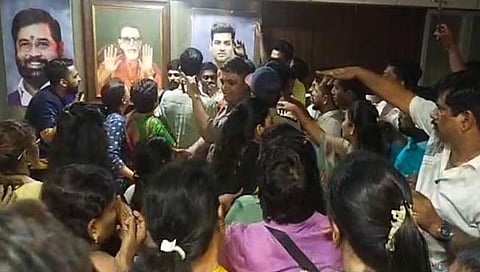 डोंबिवली : फाेटाे लावण्यावरुन शिवसैनिक आणि शिंदे समर्थकांमध्ये राडा