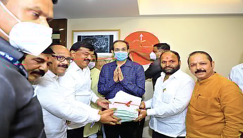 मुंबई : उद्धव ठाकरे यांच्याकडे प्रतिज्ञापत्र सुपूर्द करताना विजय करंजकर, सुधाकर बडगुजर, दत्ता पाटील, अजय बोरस्ते आदी.