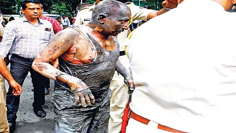 मुंबई : विधान भवनाच्या प्रवेशद्वारावर शेतकर्याचा आत्मदहनाचा प्रयत्न