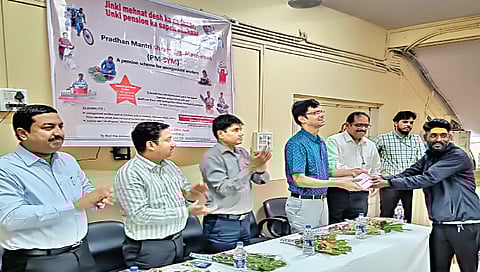 नाशिक : असंघटित कामगारांना प्रधानमंत्री श्रमयोगी मानधन कार्ड वितरित करताना निश्चलकुमार नाग, विजय कृष्णन्, विकास माळी, नीलेश फिरके, निखिल कोठावदे आदी.